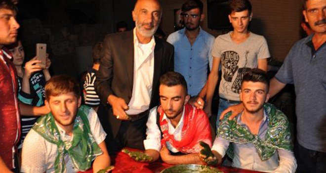 Gaziantep'te ellerine kına yakılarak askere uğurlandı