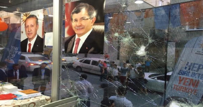 Küçükçekmecede Ak Parti Seçim İrtibat Bürosuna Taşlı Saldırı