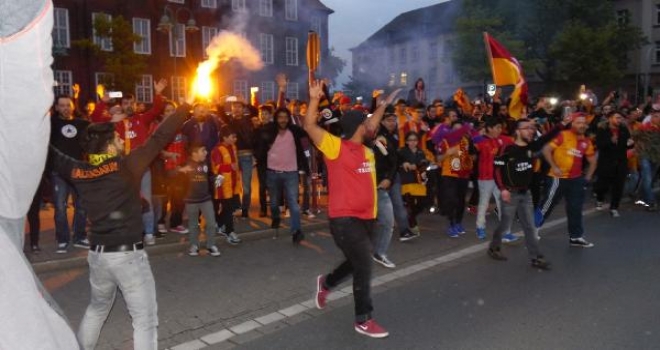 Almanyada Galatasaray Taraftarları Sokaklara Döküldü