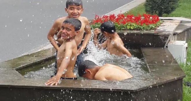 Şanlıurfada Çocukların Süs Havuz Keyfi