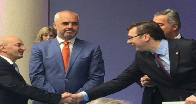 İsa Mustafa Ve Sırbistan Başbakanı Aleksandar Vuçiçin Tokalaşması Foruma Damga Vurdu