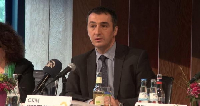 Alman Birlik 90/yeşiller Partisi Eş Başkanı Cem Özdemirden, Ak Parti Adayı Ozan Ceyhuna, Ağır Eleştiri