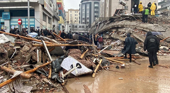 Gaziantep'te Enkaz altından ses gelince ekipler pür dikkat kesildi