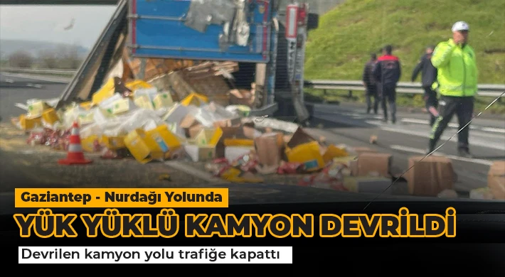 Gaziantep Nurdağı yolunda yük yüklü kamyon devrildi