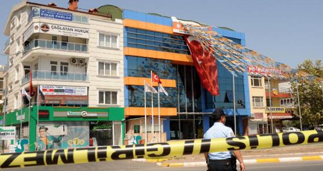 AK PARTİ BİNASINDA BOMBA PANİĞİ...