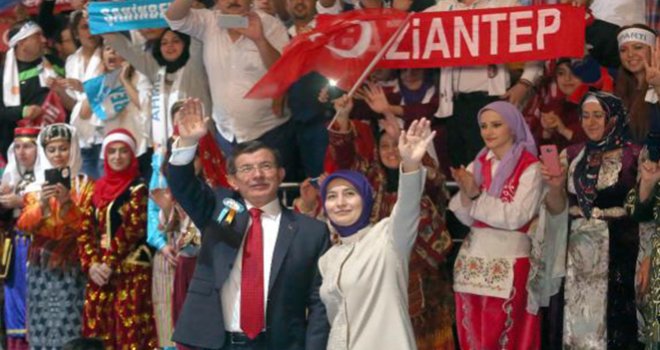 AK PARTİ'DE DAVUTOĞLU YENİDEN GENEL BAŞKAN