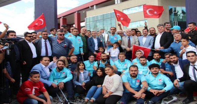 Ampute Milli Takımı'na, Gaziantep'te 30'ar Cumhuriyet altını