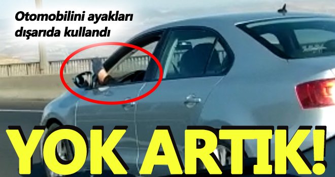 Ayakları dışarıda otomobil kullanan sürücü şaşkına çevirdi...