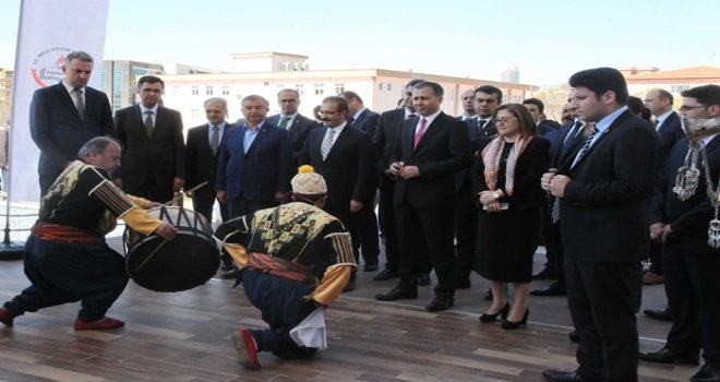 Bakan Yılmaz'a davullu zurnalı karşılama