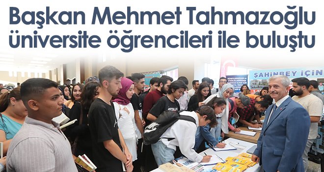 Başkan Tahmazoğlu kitap fuarında üniversite öğrencileri ile buluştu