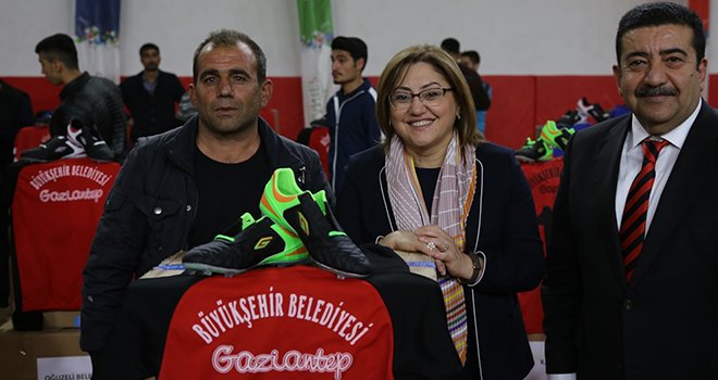 Büyükşehir'den bin 500 amatör futbolcuya yardım