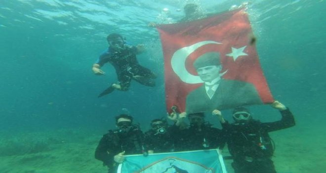 DENİZ ALTINDA ŞEHİTLERİ ANMA TÖRENİ...