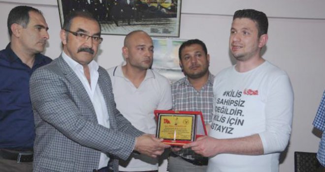 Derbide sahaya atlayan Canarslan’a, Berberler Odası plaket verdi