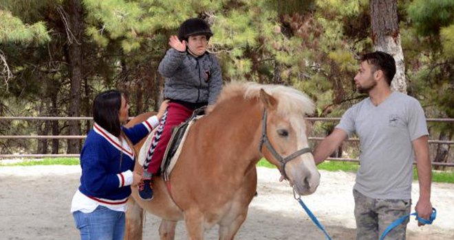 Down sendromlu öğrencilere atlı terapi