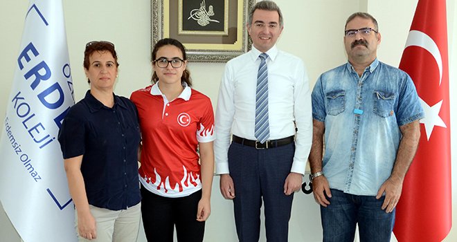 Erdem Koleji öğrencisinden 'Paletli Yüzme' başarısı