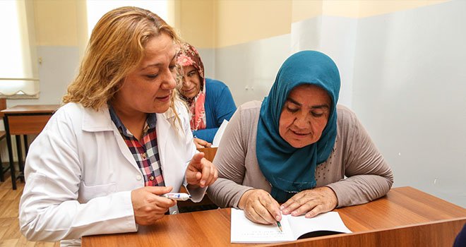 EV HANIMLARI OKUMA YAZMA ÖĞRENİYOR