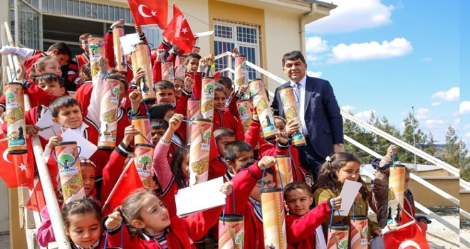 Fadıloğlu, çocuklara satranç takımı hediye etti