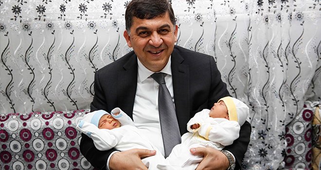 Fadıloğlu, ikiz bebekleri ziyaret etti