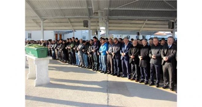 Gazeteci Erol Maraş'ın kız kardeşi toprağa verildi