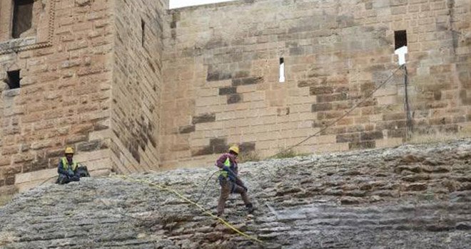 Gaziantep Kalesinde tehlikeli temizlik