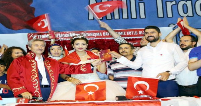 Gaziantepli çiftin nikahları 'Demokrasi nöbeti'nde kıyıldı
