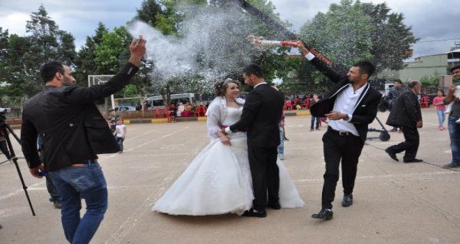 Gaziantepli işçi Ukraynalı sevgilisiyle sokak düğününde evlendi