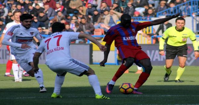 Gaziantepspor 10 kişi kaldığı maçta Karabükspor'a 2-0 yenildi