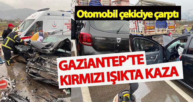 Gaziantep'te otomobil çekiciye çarptı: 2 yaralı
