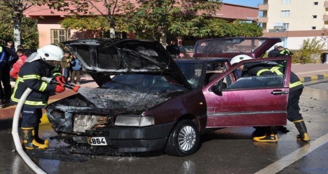 Gaziantep'te Seyir Halindeki Araç Alev Alev Yandı
