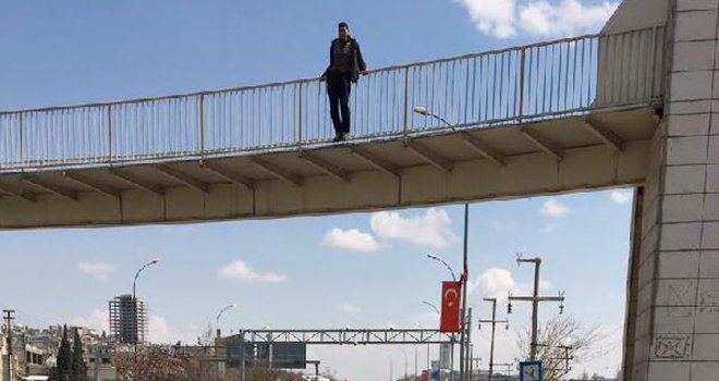 Gaziantep'te üst geçitten atlayınca yaralandı