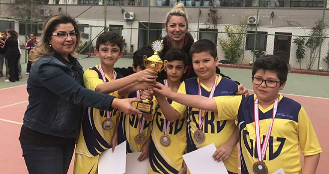 GKV’nin minik tenisçileri kupaları kaptı