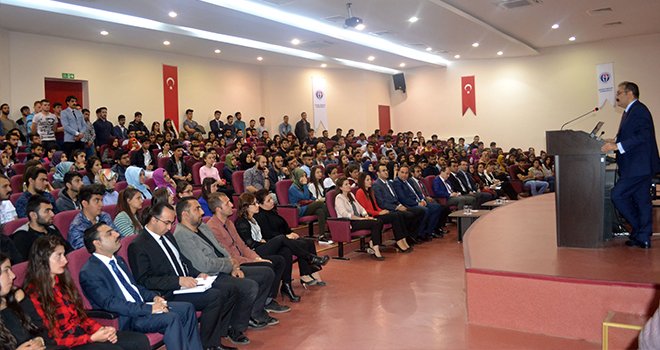 Rektör Gür'den öğrencilere: Kolaycılığa kaçmayın