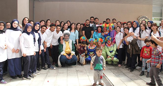 HKÜ öğrencileri, çocuklara keyifli anlar yaşattı