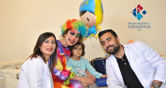 HKÜ'den Hastanede 23 Nisan Etkinliği
