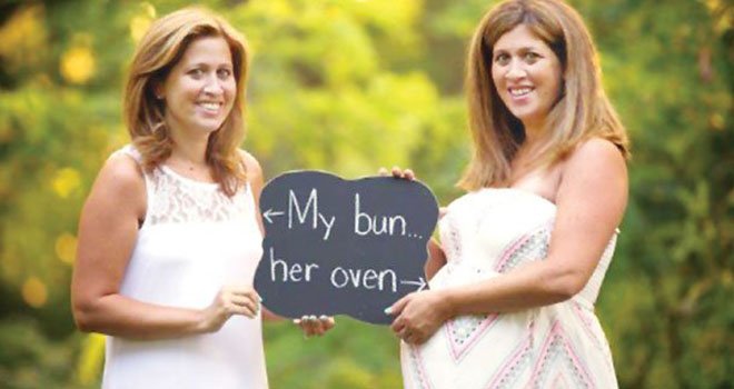 İkizinin bebeğini doğurdu