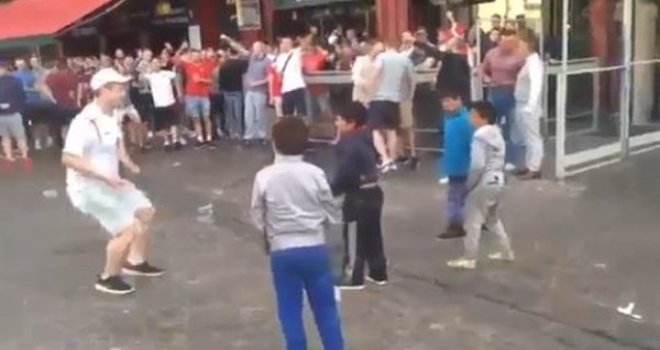 İngiliz holiganlar mülteci çocuklara para atıp eğlendi
