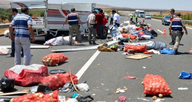 İŞÇİ KAMYONU DEVRİLDİ!..