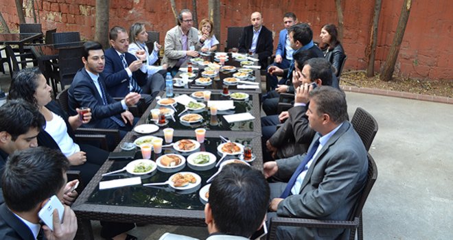 KAHVALTIDA BİR ARAYA GELDİLER