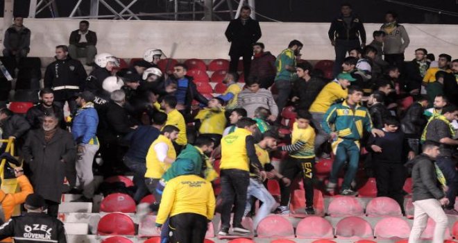 Kamil Ocak'ta Şanlıurfa taraftarı birbirine girdi: 3 yaralı