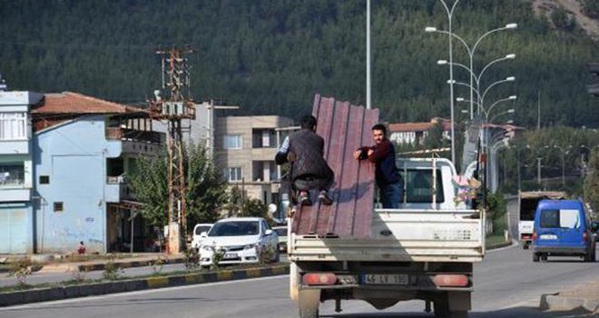 Kamyonet kasasındaki sacın üzerinde yolculuk