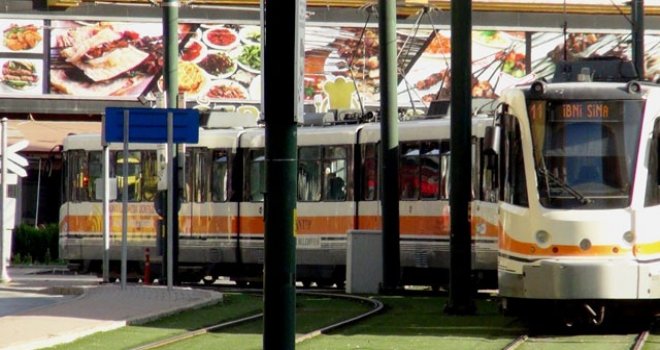 Karşıya geçmeye çalışan kadına tramvay çarptı