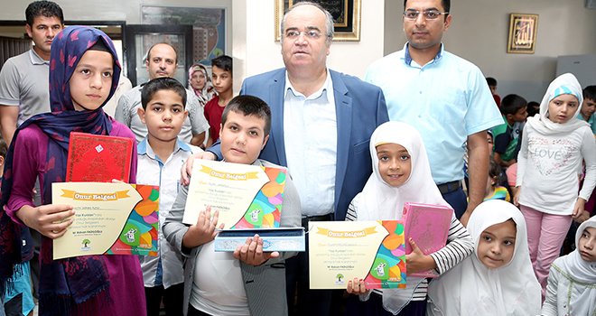 KURSİYERLERE KUR’AN-I KERİM HEDİYE ETTİ