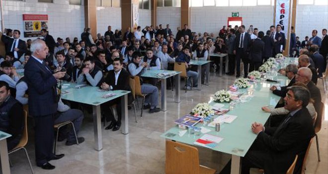 Kurtulmuş işçi emekçilerle birlikte yemek yedi