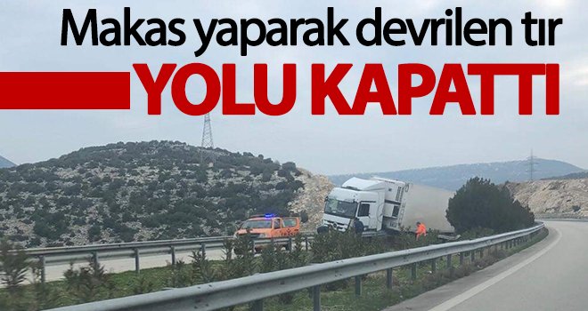 Makas yaparak devrilen tır yolu kapattı