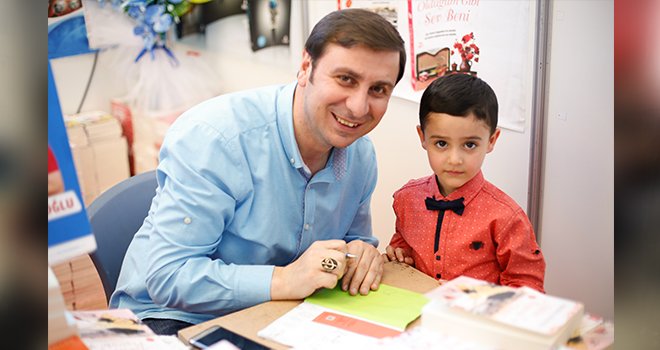 Minik yazar, İlk kitabını Şair-Yazar Elifoğlu'na imzalattı
