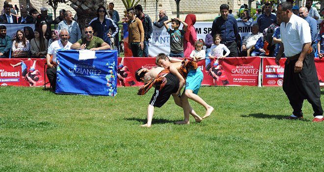 Miniklerden 'Aba Güreşi' final şampiyonluğu