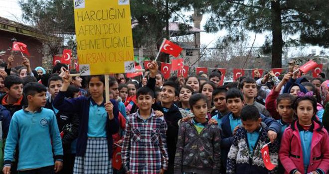 Öğrenciler harçlıklarını Mehmetçik'e bağışladı