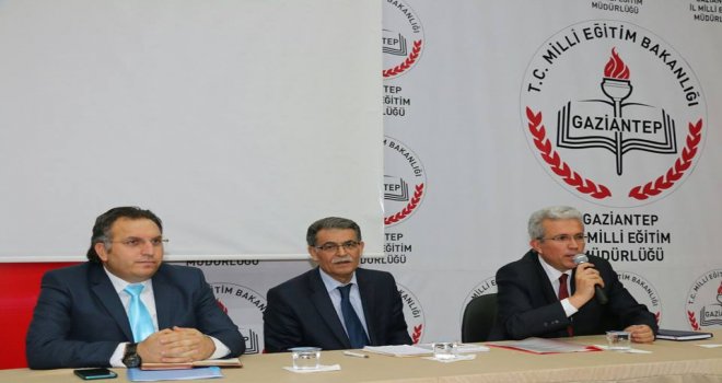 ÖĞRENCİLER MEHMET AKİF ERSOY OKUDU