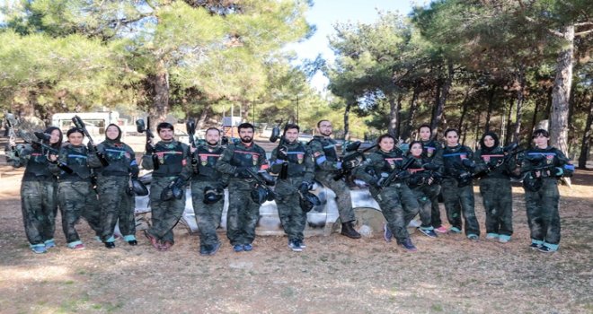 Öğretmenler, paintball oynayarak stres attı