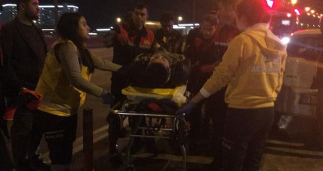 Otomobil, bariyerlere çarptı: 1 yaralı